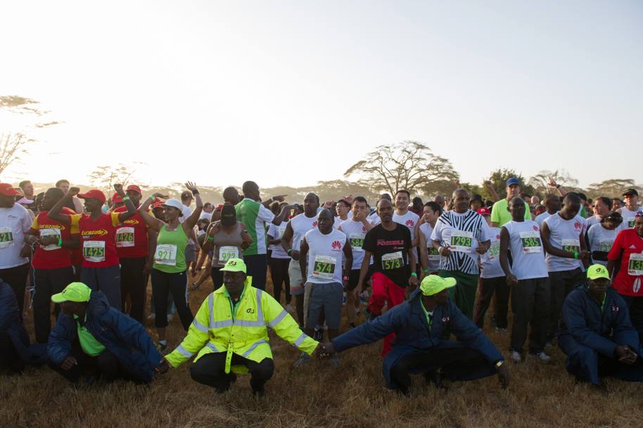 Laikipia, Kenya; tutti pronti sulla linea della partenza: scatta la Safaricom, maratona e mezza maratona, corsa in Kenya. I fondi raccolti sono destinati alla conservazione dell&#39;area di Laikipia, dove si  corso. Afp
